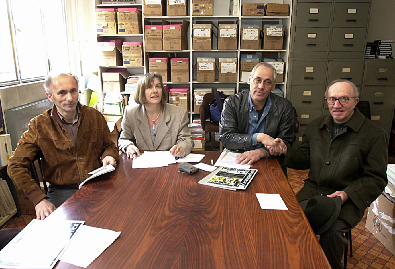 Aldo Moscatelli und der Neffe von Sign. Marelli treffen sich im Institut für Zeitgeschichte in Como mit Dr. Lehmann vom Paul-Klee-Gymnasium, der ihnen die Ergebnisse der Forschungsarbeit des PKG sowie eine symbolische „Entschädigung“ überreichte, 12.04. 2003. (v.l.n.r. Sign. Marelli, Maura Merazzi, Dr. Bernhard Lehmann und Aldo Moscatelli)