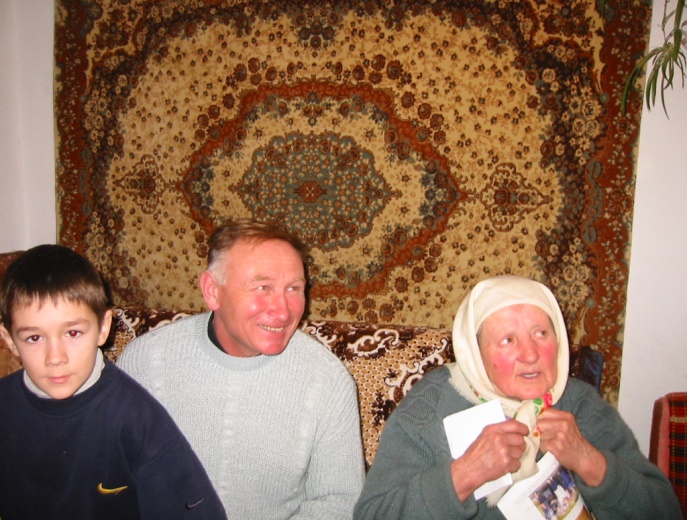 Dascha Tschopik und Martin Roschok und dessen Enkel. Seine Mutter Lydia Roschok , geb. am 24.4.1922 war ebenfalls Zwangsarbeiterin in Hirblingen bei Bauer Harle.