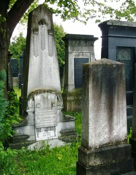 Grabstein für Alexander und Betty Neuburger mit Gedenkinschrift für Lilly und Otto Neuburger. (Alemannia Judaica) Grabstein für Alexander und Betty Neuburger mit Gedenkinschrift für Lilly und Otto Neuburger. (Alemannia Judaica)